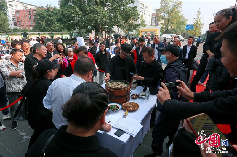 美食做“媒”经济唱“戏” 都江堰“茅茅说完美体育官网食话”美食之旅完好收官(图1)