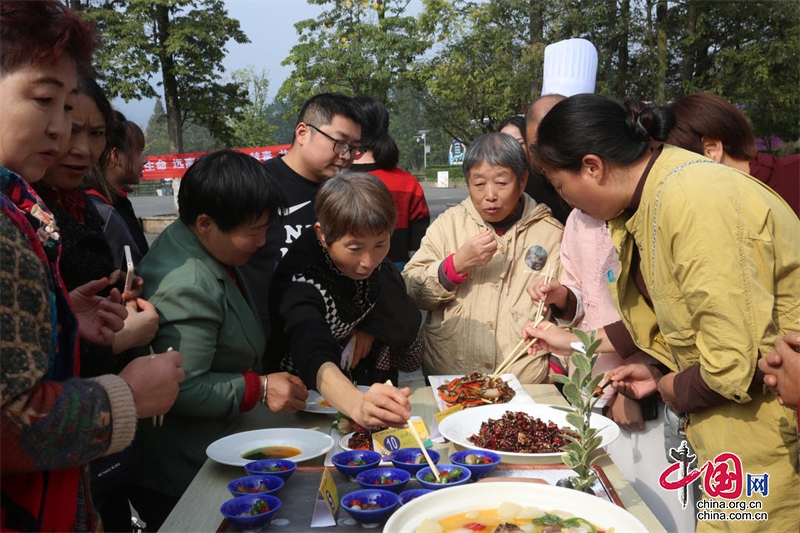 美食做“媒”经济唱“戏” 都江堰“茅茅说完美体育官网食话”美食之旅完好收官(图4)