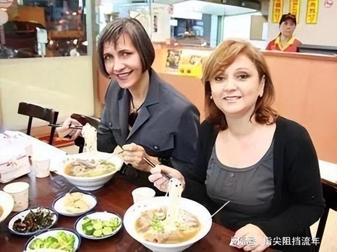 中邦美完美体育官网食掀狂潮轻松“拿捏”外邦人老外：列队晚了吃不上了！(图2)