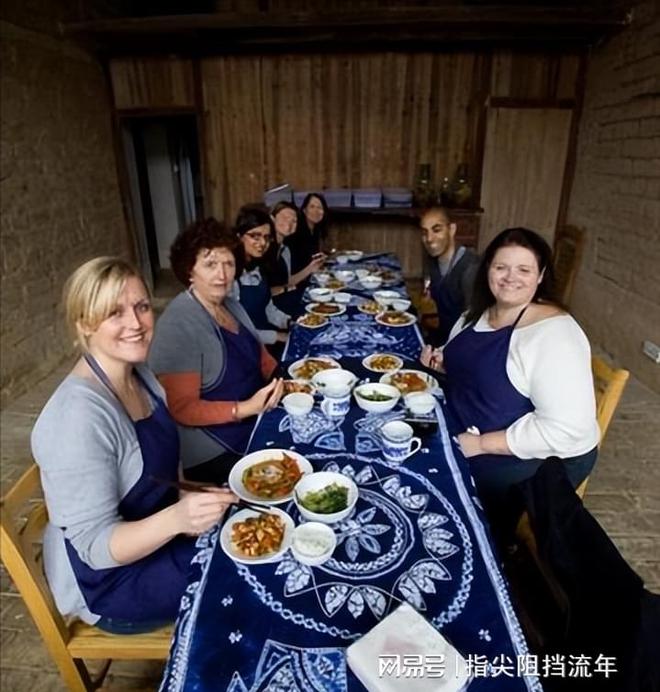 中邦美完美体育官网食掀狂潮轻松“拿捏”外邦人老外：列队晚了吃不上了！(图6)