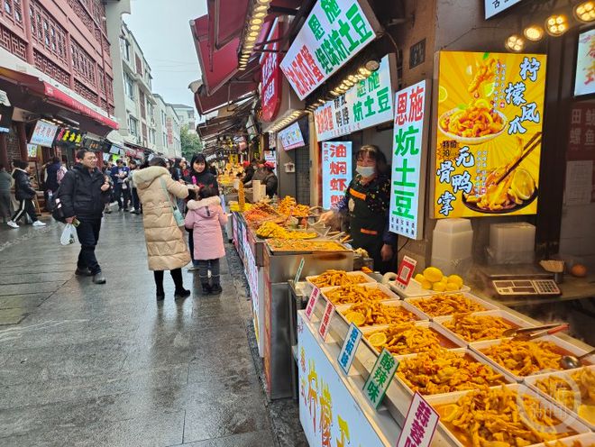 武汉户部巷里过大年完美体育官网：边吃种种美食边感染非遗(图2)