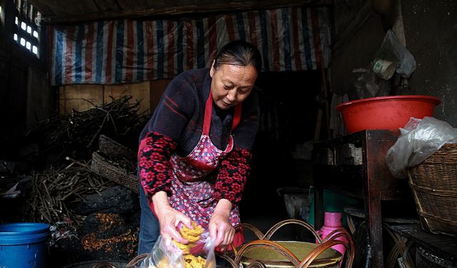 四川古镇上的特质小吃70岁大妈卖了30众年住正在城里的人吃不到完美体育官网(图3)