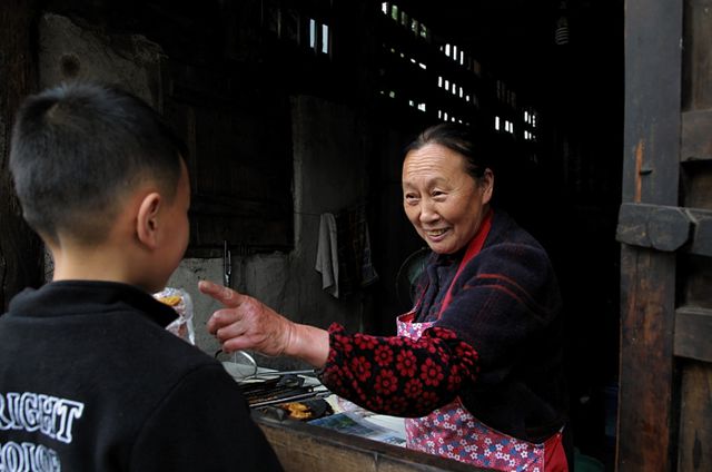 四川古镇上的特质小吃70岁大妈卖了30众年住正在城里的人吃不到完美体育官网(图4)