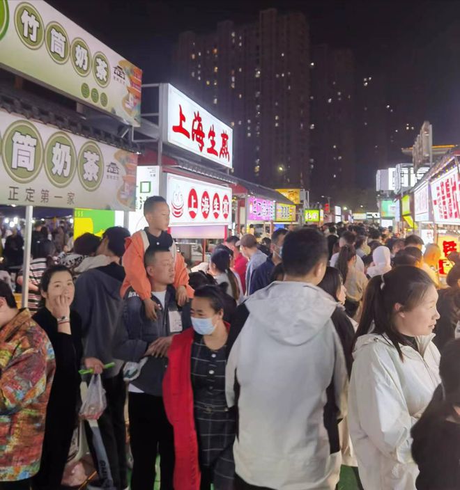 完美体育官网火爆全网！正定夜市成网友新宠！这“泼天”的流量正定该若何接？(图2)