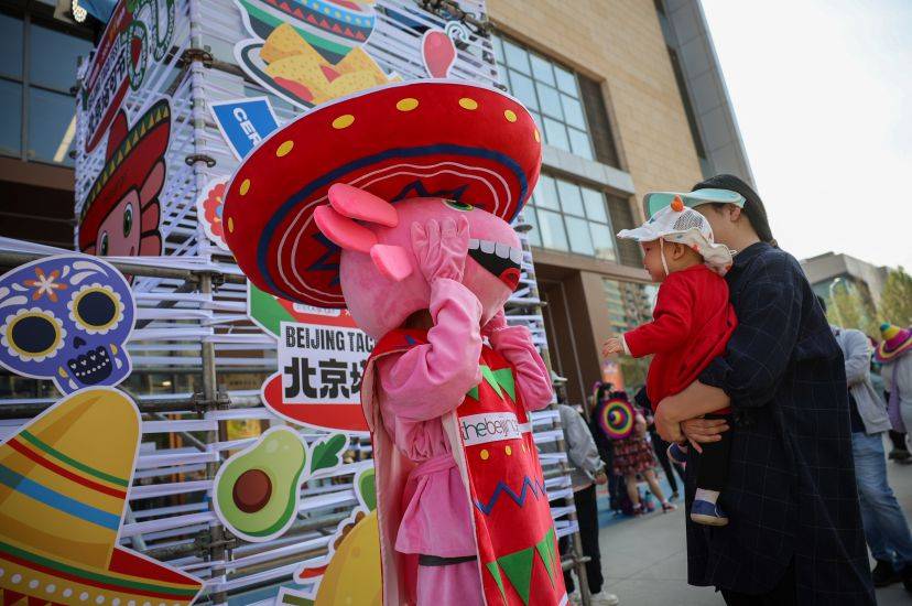 正在天通苑品尝墨西哥美完美体育官网食为期两天的北京“塔可节”来了(图2)