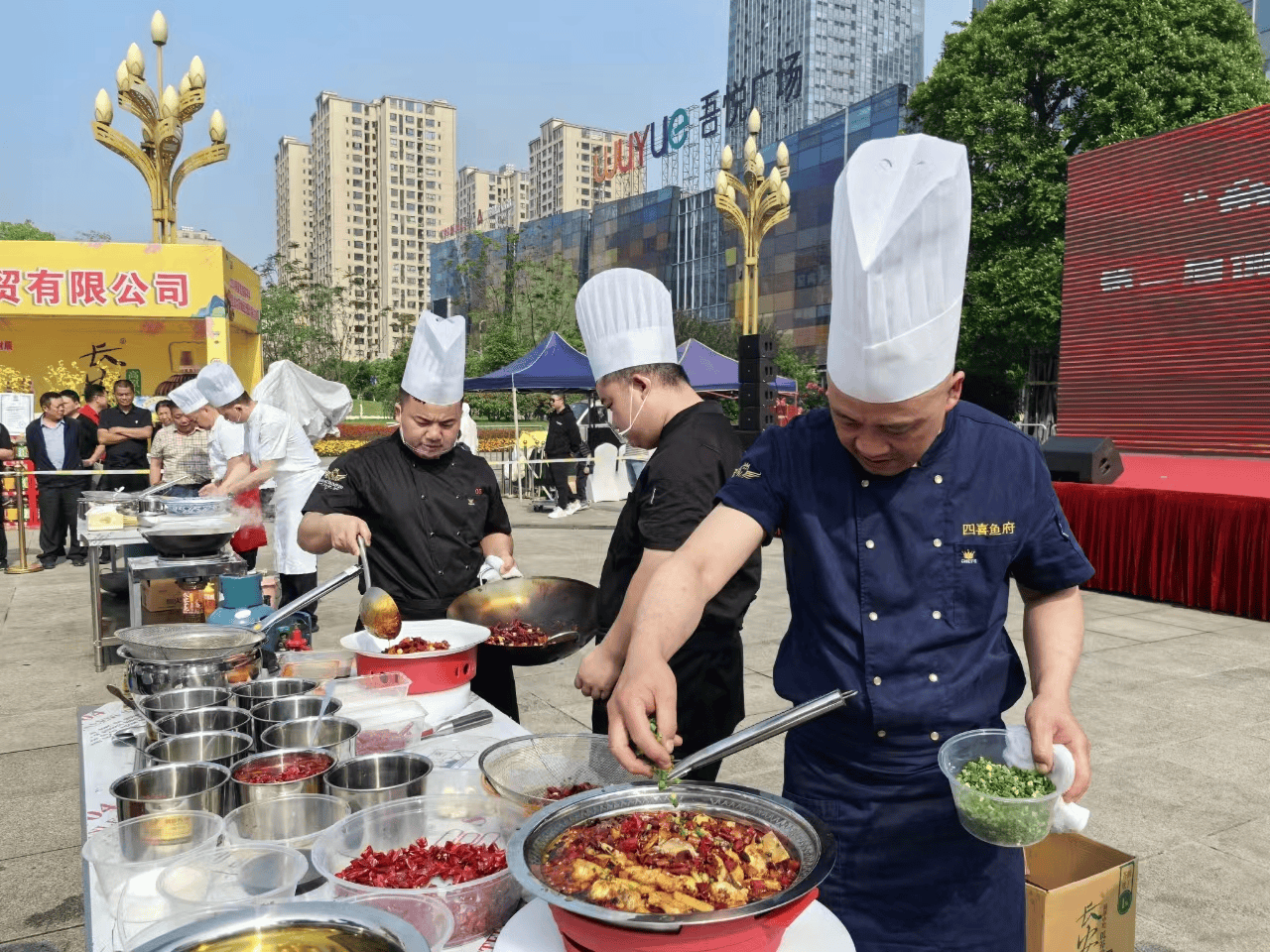 川渝两地美食联手预热“五一”餐饮完美体育官网商场(图2)