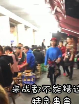 成都最“火爆”串串店面子壮完美体育官网丽承包一条街顾客：众晚也要列队(图1)