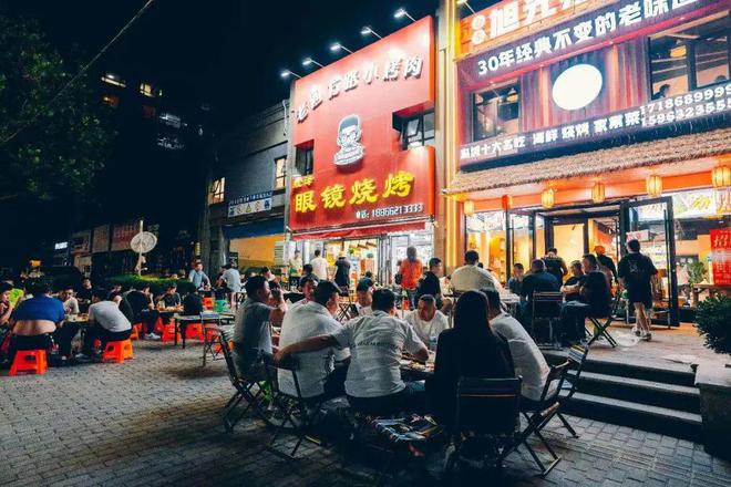 完美体育官网这些“美食圈”绝对推倒你的胃…… 市北美食“夜江湖” 越夜越飘香(图9)