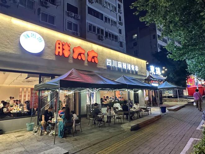 完美体育官网这些“美食圈”绝对推倒你的胃…… 市北美食“夜江湖” 越夜越飘香(图7)